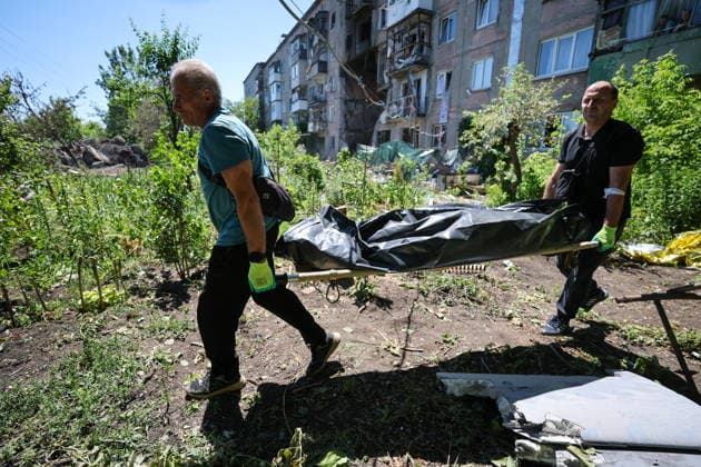 RUSSIA, GORLOVKA - JUNE 24, 2026: Men carry a dead body after a drone attack. Dmitry Yagodkin TASS  94215060