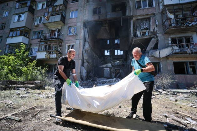 RUSSIA, GORLOVKA - JUNE 24, 2026: Men carry a dead body after a drone attack. Dmitry Yagodkin TASS  94215061
