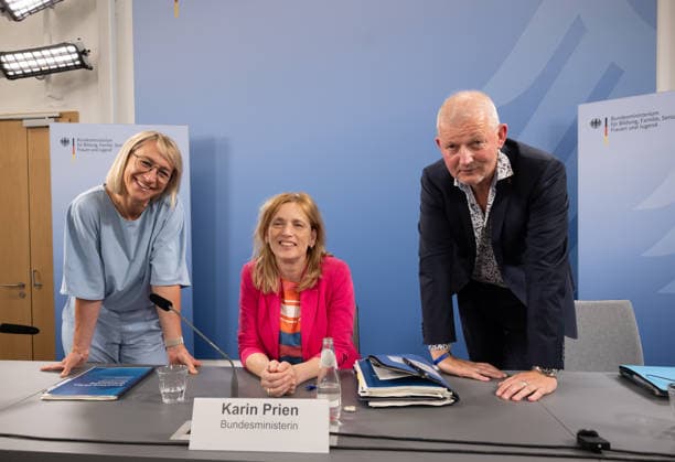 Uebergabe von Handlungsempfehlungen der Expertenkommission Kinder- und Jugendschutz in der digitalen Welt am Mittwoch (24.06.2026) an Bundesjugendministerin Karin Prien (CDU) in Berlin (Foto v.l.: Nadine Schoen (Schön), Vorsitzende der Kommission, ehemalige MdB, Jugend-, Bildungs- und Digitalpolitikerin; Karin Priem; Olaf Koeller (Köller), Vorsitzender der Kommission, Geschaeftsfuehrender Wissenschaftlicher Direktor des Leibniz-Institut fuer die Paedagogik der Naturwissenschaften und Mathematik) 56 Empfehlungen auf 117 Seiten umfasst der Abschlussbericht der von Bundesfamilienministerin Karin Prien eingesetzten Expertenkommission Kinder- und Jugendschutz in der digitalen Welt . Ihre Vorschlaege richten sich nicht nur an Gesetzgeber und V Copyright: epd-bild HansxScherhaufer epd- Karin Priem6-kopieren