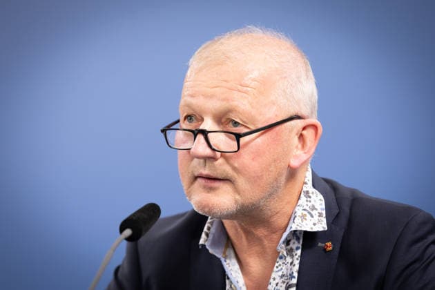 Uebergabe von Handlungsempfehlungen der Expertenkommission Kinder- und Jugendschutz in der digitalen Welt am Mittwoch (24.06.2026) an Bundesjugendministerin Karin Prien (CDU) in Berlin (Foto: Olaf Koeller (Köller), Vorsitzender der Kommission, Geschaeftsfuehrender Wissenschaftlicher Direktor des Leibniz-Institut fuer die Paedagogik der Naturwissenschaften und Mathematik) 56 Empfehlungen auf 117 Seiten umfasst der Abschlussbericht der von Bundesfamilienministerin Karin Prien eingesetzten Expertenkommission Kinder- und Jugendschutz in der digitalen Welt . Ihre Vorschlaege richten sich nicht nur an Gesetzgeber und Verwaltung, sondern auch an Eltern, Bildungsinstitutionen und die digitalen Plattformen. (Siehe epd-Meldung vom 24.06.2026) EDITO Copyright: epd-bild HansxScherhaufer epd-Digitale_Welt2-kopieren