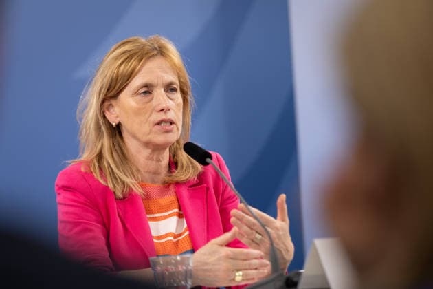 Uebergabe von Handlungsempfehlungen der Expertenkommission Kinder- und Jugendschutz in der digitalen Welt am Mittwoch (24.06.2026) an Bundesjugendministerin Karin Prien (CDU, Foto) in Berlin. 56 Empfehlungen auf 117 Seiten umfasst der Abschlussbericht der von Bundesfamilienministerin Karin Prien eingesetzten Expertenkommission Kinder- und Jugendschutz in der digitalen Welt . Ihre Vorschlaege richten sich nicht nur an Gesetzgeber und Verwaltung, sondern auch an Eltern, Bildungsinstitutionen und die digitalen Plattformen. (Siehe epd-Meldung vom 24.06.2026) EDITORIAL USE ONLY *** Presentation of recommendations by the Expert Commission on Child and Youth Protection in the Digital World to Federal Minister for Youth Karin Prien (CDU) on Wednes Copyright: epd-bild HansxScherhaufer epd-Digitale_Welt5-kopieren