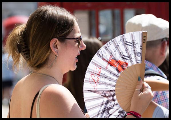 . 24 06 2026. London, United Kingdom. Tourists in London keep cool with fans as a Red extreme heat warning is issued in the United Kingdom.  xStephenxLockx xi-Imagesx IIM-26851-0028