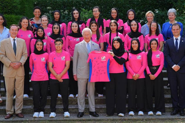 King Charles III meets Afghan Refugee Women s Cricket Team King Charles III is presented with a signed cricket shirt during a meeting with members of the Afghan Refugee Women s Cricket Team, at Clarence House, London. The team was set up during the Afghan Republic in 2010, but lost their recognition as a national team following the Taliban s return to power. Most members of the women s cricket team fled the country, and the majority are now based in Australia, where they have rebuilt their lives as refugees, and campaign for recognition. Picture date: Wednesday June 24, 2026., Credit:Yui Mok PA ROTA - B68 Avalon UK, London  Copyright: xYuixMokx xPAxROTAx-xB68x xAvalonx 1112201695