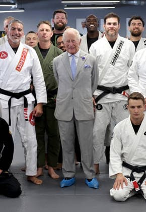 The King Hears How The Charity Reorg Uses Jiu Jitsu To Support Those Facing Physical, Mental And Social Challenges LONDON, ENGLAND - JUNE 24: King Charles III (C) poses with founder of REORG Charity Sam Sheriff (third left), Paul Olima (third right), Roger Gracie (second right) and students during a visit to charity REORG at the Roger Gracie Brazilian Jiu Jitsu Academy on June 24, 2026 in London, England. REORG supports military personnel, veterans and emergency service workers through Brazilian Jiu Jitsu training in safe and supportive environments., Credit:Chris Jackson PA ROTA - B68 Avalon United Kingdom, England, London  Copyright: xChrisxJacksonx xPAxROTAx-xB68x xAvalonx 1112203172