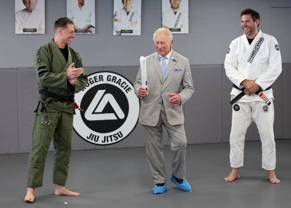 The King Hears How The Charity Reorg Uses Jiu Jitsu To Support Those Facing Physical, Mental And Social Challenges LONDON, ENGLAND - JUNE 24: King Charles III smiles as he receives a white belt from Roger Gracie (R) with founder of REORG Charity Sam Sheriff (L) during a visit to charity REORG at the Roger Gracie Brazilian Jiu Jitsu Academy on June 24, 2026 in London, England. REORG supports military personnel, veterans and emergency service workers through Brazilian Jiu Jitsu training in safe and supportive environments., Credit:Chris Jackson PA ROTA - B68 Avalon United Kingdom, England, London  Copyright: xChrisxJacksonx xPAxROTAx-xB68x xAvalonx 1112203186