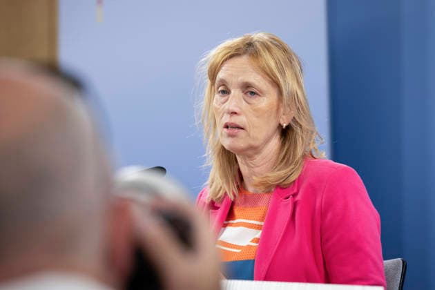 Uebergabe von Handlungsempfehlungen der Expertenkommission Kinder- und Jugendschutz in der digitalen Welt am Mittwoch (24.06.2026) an Bundesjugendministerin Karin Prien (CDU, Foto) in Berlin. 56 Empfehlungen auf 117 Seiten umfasst der Abschlussbericht der von Bundesfamilienministerin Karin Prien eingesetzten Expertenkommission Kinder- und Jugendschutz in der digitalen Welt . Ihre Vorschlaege richten sich nicht nur an Gesetzgeber und Verwaltung, sondern auch an Eltern, Bildungsinstitutionen und die digitalen Plattformen. (Siehe epd-Meldung vom 24.06.2026) EDITORIAL USE ONLY *** Presentation of recommendations by the Expert Commission on Child and Youth Protection in the Digital World to Federal Minister for Youth Karin Prien (CDU) on Wednes Copyright: epd-bild HansxScherhaufer HSM22244