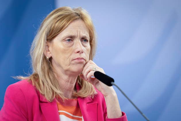 Uebergabe von Handlungsempfehlungen der Expertenkommission Kinder- und Jugendschutz in der digitalen Welt am Mittwoch (24.06.2026) an Bundesjugendministerin Karin Prien (CDU, Foto) in Berlin. 56 Empfehlungen auf 117 Seiten umfasst der Abschlussbericht der von Bundesfamilienministerin Karin Prien eingesetzten Expertenkommission Kinder- und Jugendschutz in der digitalen Welt . Ihre Vorschlaege richten sich nicht nur an Gesetzgeber und Verwaltung, sondern auch an Eltern, Bildungsinstitutionen und die digitalen Plattformen. (Siehe epd-Meldung vom 24.06.2026) EDITORIAL USE ONLY *** Presentation of recommendations by the Expert Commission on Child and Youth Protection in the Digital World to Federal Minister for Youth Karin Prien (CDU) on Wednes Copyright: epd-bild HansxScherhaufer HSM22332