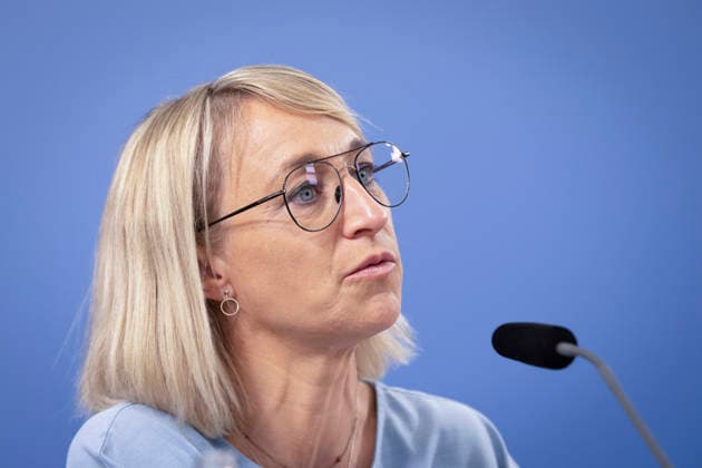 Uebergabe von Handlungsempfehlungen der Expertenkommission Kinder- und Jugendschutz in der digitalen Welt am Mittwoch (24.06.2026) an Bundesjugendministerin Karin Prien (CDU) in Berlin (Foto: Nadine Schoen (Schön), Vorsitzende der Kommission, ehemalige MdB, Jugend-, Bildungs- und Digitalpolitikerin) 56 Empfehlungen auf 117 Seiten umfasst der Abschlussbericht der von Bundesfamilienministerin Karin Prien eingesetzten Expertenkommission Kinder- und Jugendschutz in der digitalen Welt . Ihre Vorschlaege richten sich nicht nur an Gesetzgeber und Verwaltung, sondern auch an Eltern, Bildungsinstitutionen und die digitalen Plattformen. (Siehe epd-Meldung vom 24.06.2026) EDITORIAL USE ONLY *** Presentation of recommendations by the Expert Commissio Copyright: epd-bild HansxScherhaufer HSM22303