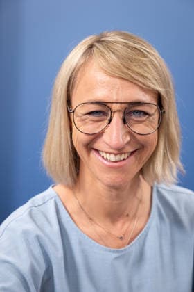 Uebergabe von Handlungsempfehlungen der Expertenkommission Kinder- und Jugendschutz in der digitalen Welt am Mittwoch (24.06.2026) an Bundesjugendministerin Karin Prien (CDU) in Berlin (Foto: Nadine Schoen (Schön), Vorsitzende der Kommission, ehemalige MdB, Jugend-, Bildungs- und Digitalpolitikerin) 56 Empfehlungen auf 117 Seiten umfasst der Abschlussbericht der von Bundesfamilienministerin Karin Prien eingesetzten Expertenkommission Kinder- und Jugendschutz in der digitalen Welt . Ihre Vorschlaege richten sich nicht nur an Gesetzgeber und Verwaltung, sondern auch an Eltern, Bildungsinstitutionen und die digitalen Plattformen. (Siehe epd-Meldung vom 24.06.2026) EDITORIAL USE ONLY *** Presentation of recommendations by the Expert Commissio Copyright: epd-bild HansxScherhaufer HSR62441