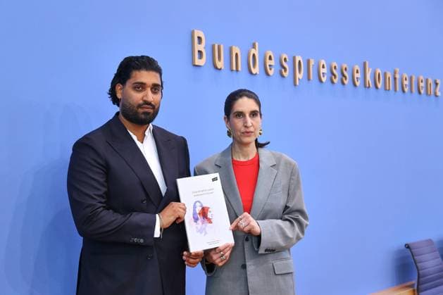 Berlin, Deutschland, 24.06.2026: Bundespressekonferenz: Vorstellung des zivilgesellschaftlichen Lagebildes antimuslimischer Rassismus und Fallzahlen 2025: (L-R) Said Etris Hashemi, Autor, Initiative 19. Februar Hanau, Bundesvorsitzender des Verbandes binationaler Familien und Partnerschaften (iaf) und Rima Hanano, Co-Geschäftsführerin von CLAIM *** Berlin, Germany, June 24, 2026 Federal Press Conference: Presentation of the Civil Society Assessment of Anti-Muslim Racism and Case Statistics for 2025 L R Said Etris Hashemi, Author, Initiative 19 February Hanau, Federal Chair of the Association of Binational Families and Partnerships (iaf), and Rima Hanano, Co-Executive Director of CLAIM Copyright: xdtsxNachrichtenagenturx dts_124718