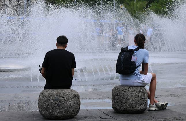 24.06.2026, Hitzewelle in Muenchen Stadt, im Bild: Erfrischen an der Stachus Wasserspiele *** June 24, 2026, Heat wave in Munich; pictured: people cooling off at the Stachus water features