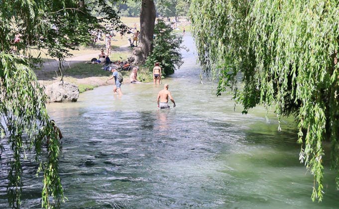 24.06.2026, Hitzewelle in Muenchen Stadt, im Bild: Erfrischen an der Eisbach im englischen Garten *** June 24, 2026, Heat wave in Munich; pictured: cooling off by the Eisbach in the English Garden