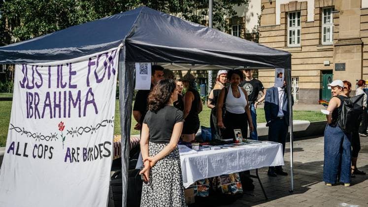 Fall Ibrahima Barry: Beginn Prozess gegen 9 Polizeibeamte 36 KLs 4 25 (Forts. 7.7.) + Mahnwache des Solidaritätskreises Justice for Ibrahima Barry ab 9 Uhr vor dem Gericht ** NUR FÜR REDAKTIONELLE ZWECKE ** EDITORIAL USE ONLY **<p>Fall Ibrahima Barry: Beginn Prozess gegen 9 Polizeibeamte 36 KLs 4 25 (Forts. 7.7.) + Mahnwache des Solidaritätskreises Justice for Ibrahima Barry ab 9 Uhr vor dem Gericht Copyright: ChristophxJendral *** Ibrahima Barry Case: Trial Begins Against 9 Police Officers, 36 Counts, 4, 25 Continued, 7, 7 Vigil by the Justice for Ibrahima Barry Solidarity Group Starting at 9 a.m. in Front of the Courthouse ** FOR EDITORIAL USE ONLY ** EDITORIAL USE ONLY ** p Ibrahima Barry Case: Trial Begins Against 9 Police Copyright: ChristophxJendral doc86fgcfd2itd19l674gs8 ,EDITORIAL USE ONLY