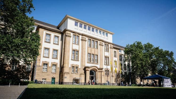 Fall Ibrahima Barry: Beginn Prozess gegen 9 Polizeibeamte 36 KLs 4 25 (Forts. 7.7.) + Mahnwache des Solidaritätskreises Justice for Ibrahima Barry ab 9 Uhr vor dem Gericht ** NUR FÜR REDAKTIONELLE ZWECKE ** EDITORIAL USE ONLY **<p>Fall Ibrahima Barry: Beginn Prozess gegen 9 Polizeibeamte 36 KLs 4 25 (Forts. 7.7.) + Mahnwache des Solidaritätskreises Justice for Ibrahima Barry ab 9 Uhr vor dem Gericht Copyright: ChristophxJendral *** Ibrahima Barry Case: Trial Begins Against 9 Police Officers, 36 Counts, 4, 25 Continued, 7, 7 Vigil by the Justice for Ibrahima Barry Solidarity Group Starting at 9 a.m. in Front of the Courthouse ** FOR EDITORIAL USE ONLY ** EDITORIAL USE ONLY ** p Ibrahima Barry Case: Trial Begins Against 9 Police Copyright: ChristophxJendral doc86fgchnd85jncgu7gxu ,EDITORIAL USE ONLY