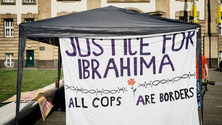 Fall Ibrahima Barry: Beginn Prozess gegen 9 Polizeibeamte 36 KLs 4 25 (Forts. 7.7.) + Mahnwache des Solidaritätskreises Justice for Ibrahima Barry ab 9 Uhr vor dem Gericht ** NUR FÜR REDAKTIONELLE ZWECKE ** EDITORIAL USE ONLY **<p>Fall Ibrahima Barry: Beginn Prozess gegen 9 Polizeibeamte 36 KLs 4 25 (Forts. 7.7.) + Mahnwache des Solidaritätskreises Justice for Ibrahima Barry ab 9 Uhr vor dem Gericht Copyright: ChristophxJendral *** Ibrahima Barry Case: Trial Begins Against 9 Police Officers, 36 Counts, 4, 25 Continued, 7, 7 Vigil by the Justice for Ibrahima Barry Solidarity Group Starting at 9 a.m. in Front of the Courthouse ** FOR EDITORIAL USE ONLY ** EDITORIAL USE ONLY ** p Ibrahima Barry Case: Trial Begins Against 9 Police Copyright: ChristophxJendral doc86fgcekweok1lyvp7n82 ,EDITORIAL USE ONLY