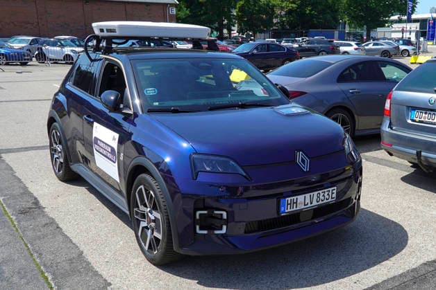 CNTV VIDEOPARKEN- Mit dem neuen PKW vom Landesbetrieb Verkehr (LBV), gibt es jetzt Parkraum Ueberwachung per Videofahrzeug es soll ab dem 7. Juli tausende von Autos gescannt und kontrolliert werden ob sie richtig oder flasch parken 24.06.2026 Hamburg Hightech gegen Parksuender Hamburg Deutschland *** CNTV VIDEO PARKING With the new vehicle from the State Transportation Agency (LBV), video-monitored parking enforcement is now available. Starting July 7, thousands of cars are set to be scanned and checked to see if they are parked correctly or illegally. June 24, 2026, Hamburg: High-tech measures against parking violators, Hamburg, Germany
