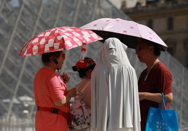 Heatwave in Paris PARIS, FRANCE - JUNE 24: Visitors use umbrellas to shield themselves from the sun during a heatwave as the Louvre Museum is seen in the background in Paris, France, on June 24, 2026. Mohamad Salaheldin Abdelghani Alsayed Anadolu Paris France. Editorial use only. Please get in touch for any other usage.  Copyright: x2026xAnadoluxMohamadxSalaheldinxAbdelghanixAlsayedx