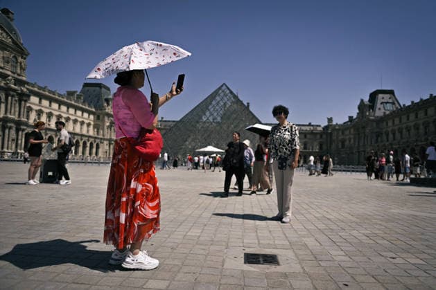 Hottest day of the June heatwave in Paris - Louvre FA Tourists walk around at the Louvre in Paris as the heatwave peaks, with temperatures reportedly over 41 degrees on June 24, 2026. Photo by Firas Abdullah ABACAPRESS.COM Paris Ile-de-France France  Copyright: xAbdullahxFiras ABACAx