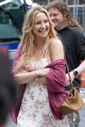 Kate Hudson bei den Dreharbeitem zum Kinofilm Hello & Paris in Downtown Manhattan. New York, 23.06.2026 *** Kate Hudson on the set of the movie *Hello Paris* in downtown Manhattan, New York, June 23, 2026 Foto:xJ.xShorex xFuturexImagex hello_6628