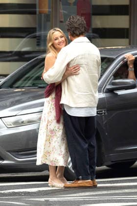 Kate Hudson und Javier Bardem bei den Dreharbeitem zum Kinofilm Hello & Paris in Downtown Manhattan. New York, 23.06.2026 *** Kate Hudson and Javier Bardem on the set of the movie *Hello Paris* in Downtown Manhattan, New York, June 23, 2026 Foto:xJ.xShorex xFuturexImagex hello_6633
