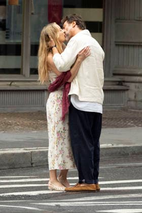 Kate Hudson und Javier Bardem bei den Dreharbeitem zum Kinofilm Hello & Paris in Downtown Manhattan. New York, 23.06.2026 *** Kate Hudson and Javier Bardem on the set of the movie *Hello Paris* in Downtown Manhattan, New York, June 23, 2026 Foto:xJ.xShorex xFuturexImagex hello_6635