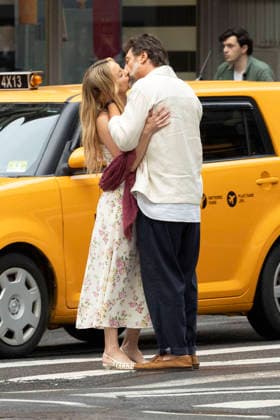 Kate Hudson und Javier Bardem bei den Dreharbeitem zum Kinofilm Hello & Paris in Downtown Manhattan. New York, 23.06.2026 *** Kate Hudson and Javier Bardem on the set of the movie *Hello Paris* in Downtown Manhattan, New York, June 23, 2026 Foto:xJ.xShorex xFuturexImagex hello_6639