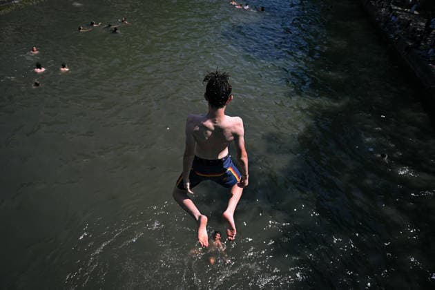 Hottest day of the June heatwave in Paris FA People swim to cool off in the Canal Saint-Martin in Paris as the heatwave peaks, with temperatures reportedly over 41 degrees on June 24, 2026. Photo by Firas Abdullah ABACAPRESS.COM Paris Ile-de-France France  Copyright: xAbdullahxFiras ABACAx
