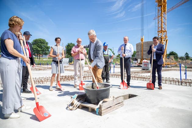 Oberbürgermeister Dr. Stefan Fassbinder bei der Grundsteinlegung GER, Grundsteinlegung, Inklusives Schulzentrum Am Ellernholzteich, Greifswald, Schule, Hochbau, Schulbau, Neubau, Zeitkapsel *** Mayor Dr. Stefan Fassbinder at the groundbreaking ceremony GER, groundbreaking ceremony, Inclusive School Center Am Ellernholzteich, Greifswald, school, building construction, school construction, new construction, time capsule