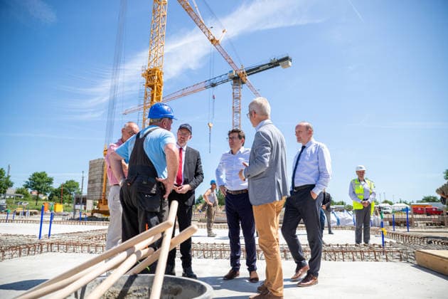 Minister für Inneres und Bau Christian Pegel (3.v.l.), Nicolas Gibert-Morin (Europäische Kommission), Oberbürgermeister Dr. Stefan Fassbinder und Baudezernent Achim Lerm im Gespräch mit einem Vorarbeiter GER, Grundsteinlegung, Inklusives Schulzentrum Am Ellernholzteich, Greifswald, Schule, Hochbau, Schulbau, Neubau, Zeitkapsel *** Christian Pegel, Minister of the Interior and Construction (third from left), Nicolas Gibert Morin, European Commission; Mayor Dr. Stefan Fassbinder; and Achim Lerm, Head of the Building Department, in conversation with a foreman from GER; groundbreaking ceremony; Inclusive School Center Am Ellernholzteich, Greifswald; school; building construction; school construction; new construction; time capsule