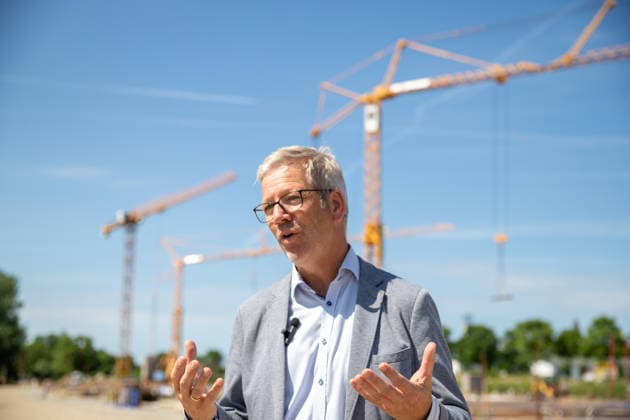 Oberbürgermeister Dr. Stefan Fassbinder im Interview beim Schulzentrum GER, Grundsteinlegung, Inklusives Schulzentrum Am Ellernholzteich, Greifswald, Schule, Hochbau, Schulbau, Neubau, Zeitkapsel *** Interview with Mayor Dr. Stefan Fassbinder at the GER School Complex, Groundbreaking Ceremony, Inclusive School Complex at Am Ellernholzteich, Greifswald, School, Building Construction, School Construction, New Construction, Time Capsule