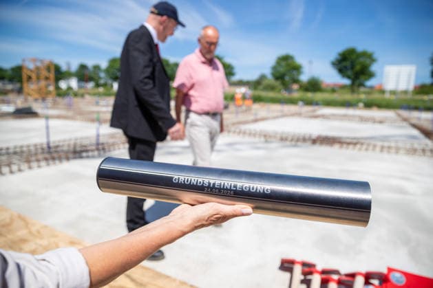 Die Zeitkapsel für die Grundsteinlegung am Schulzentrum GER, Grundsteinlegung, Inklusives Schulzentrum Am Ellernholzteich, Greifswald, Schule, Hochbau, Schulbau, Neubau, Zeitkapsel *** The time capsule for the groundbreaking ceremony at the GER School Center, groundbreaking ceremony, Inclusive School Center Am Ellernholzteich, Greifswald, school, building construction, school construction, new construction, time capsule