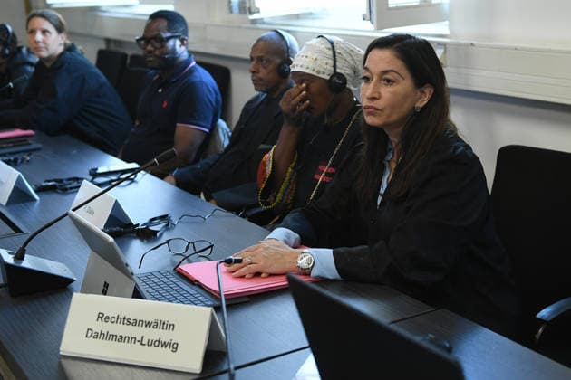 Prozess gegen 9 Polizeibeamte am 24.06.2026 im Landgericht in Duisburg Rechtsanwältin Simone Dahlmann-Ludwig mit den Eltern von Ibrahima Barry Die Staatsanwaltschaft wirft den neun Angeklagten (fünf Polizeibeamte, vier Polizeibeamtinnen) gemeinschaftliche gefährliche Körperverletzung im Amt bei einem Polizeieinsatz im Flüchtlingsdorf Saarn in Mülheim an der Ruhr am 06.01. 2024 vor. Bei den Angeklagten handelt es sich um Polizeibeamte des Polizeipräsidiums Essen, die zum Tatzeitpunkt auf der Wache Mülheim an der Ruhr tätig gewesen sein sollen. *** Trial of 9 police officers on June 24, 2026, at the Regional Court in Duisburg; attorney Simone Dahlmann Ludwig with the parents of Ibrahima Barry. The prosecution accuses the nine de xRx