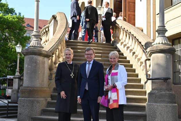 Bevollmaechtigte der EKD, Anne Gidion, Bundesaussenminister Johann Wadephul (CDU), EKD-Ratsvorsitzende Kirsten Fehrs (v.l.n.r), am Mittwoch (24.06.2026) beim Johannisempfang in der Franzoesischen Friedrichstadtkirche am Gendarmenmarkt in Berlin. Traditionell werden dazu Gaeste aus der Bundespolitik und aus anderen Religionsgemeinschaften eingeladen. Der Johannisempfang, der in diesem Jahr genau auf den Johannistag (24. Juni) faellt, wird von Anne Gidion ausgerichtet. Sie vertritt die Interessen der evangelischen Kirche gegenueber der Politik in Berlin und Bruessel. (Siehe epd-Meldung vom 24.06.2026) EDITORIAL USE ONLY *** EKD representative Anne Gidion, Federal Foreign Minister Johann Wadephul (CDU), EKD Council Chair Kirsten Fehrs (from le Copyright: epd-bild ChristianxDitsch epd-Johannisempfang2 -kopieren