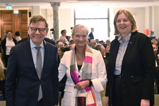 Bundesaussenminister Johann Wadephul (CDU), EKD-Ratsvorsitzende Kirsten Fehrs, Bundesarbeitsministerin Baerbel Bas (SPD, v.l.n.r) am Mittwoch (24.06.2026) beim Johannisempfang in der Franzoesischen Friedrichstadtkirche am Gendarmenmarkt in Berlin. Traditionell werden dazu Gaeste aus der Bundespolitik und aus anderen Religionsgemeinschaften eingeladen. Der Johannisempfang, der in diesem Jahr genau auf den Johannistag (24. Juni) faellt, wird von der Bevollmaechtigten der EKD, Anne Gidion, ausgerichtet. Sie vertritt die Interessen der evangelischen Kirche gegenueber der Politik in Berlin und Bruessel. (Siehe epd-Meldung vom 24.06.2026) EDITORIAL USE ONLY *** Federal Foreign Minister Johann Wadephul (CDU), EKD Council Chair Kirsten Fehrs, Feder Copyright: epd-bild ChristianxDitsch epd-Johannisempfang3 -kopieren