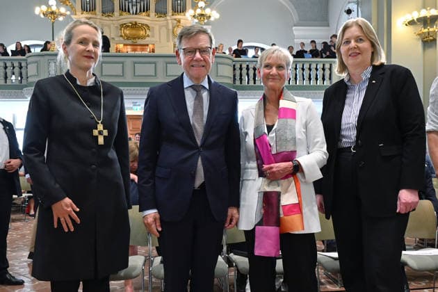 Bevollmaechtigte der EKD, Anne Gidion, Bundesaussenminister Johann Wadephul (CDU), EKD-Ratsvorsitzende Kirsten Fehrs, Bundesarbeitsministerin Baerbel Bas (SPD, v.l.n.r), am Mittwoch (24.06.2026) beim Johannisempfang in der Franzoesischen Friedrichstadtkirche am Gendarmenmarkt in Berlin. Traditionell werden dazu Gaeste aus der Bundespolitik und aus anderen Religionsgemeinschaften eingeladen. Der Johannisempfang, der in diesem Jahr genau auf den Johannistag (24. Juni) faellt, wird von Anne Gidion ausgerichtet. Sie vertritt die Interessen der evangelischen Kirche gegenueber der Politik in Berlin und Bruessel. (Siehe epd-Meldung vom 24.06.2026) EDITORIAL USE ONLY *** EKD Representative Anne Gidion, Federal Foreign Minister Johann Wadephul (CDU) Copyright: epd-bild ChristianxDitsch epd-Johannisempfang4-kopieren