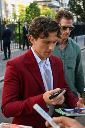 Tom Holland and his wife Zendaya spend time with their fans as they leave the Shangri-La Hotel before the Paris premiere of the film *Spider-Man: Brand New Day*, June 24, 2026. Gedeon Taieb, Bestimage. Tom Holland and his wife Zendaya spend time with fans as they leave the Shangri-La Hotel before the Paris premiere of the film *Spider-Man: Brand New Day* on June 24, 2026, in Paris, France.  Copyright: xGedeonxTaiebx xBestimagexGedeonxTaiebx xBestimagex