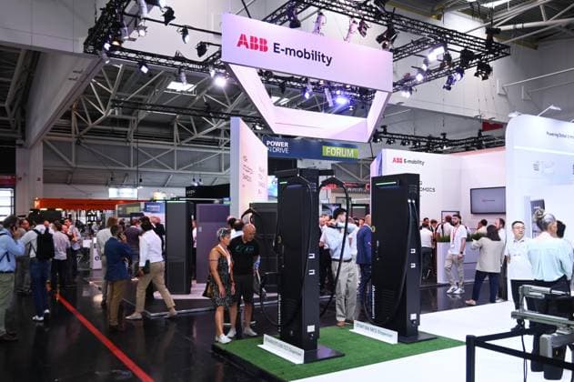 Die Intersolar Europe findet bis Donnerstag, den 25. Juni 2026 auf der Messe München statt. Sie ist die weltweit führende Fachmesse für die Solarwirtschaft und der grösste Teil von The smarter E Europe, Europas grösster Messeallianz für die Energiewirtschaft. Foto: Messestand ABB E-mobility *** Intersolar Europe will take place at the Munich Trade Fair Center through Thursday, June 25, 2026. It is the world’s leading trade fair for the solar industry and the largest component of The smarter E Europe, Europe’s largest trade fair alliance for the energy industry. Photo: ABB E-Mobility booth