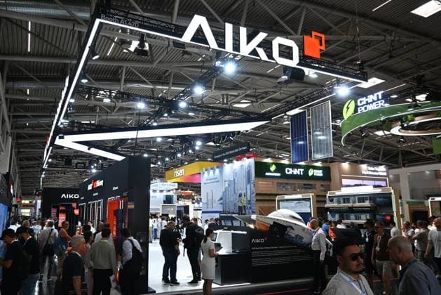 Die Intersolar Europe findet bis Donnerstag, den 25. Juni 2026 auf der Messe München statt. Sie ist die weltweit führende Fachmesse für die Solarwirtschaft und der grösste Teil von The smarter E Europe, Europas grösster Messeallianz für die Energiewirtschaft. Foto: Messestand Aiko Solar-Panele *** Intersolar Europe will take place at the Munich Trade Fair Center through Thursday, June 25, 2026. It is the world’s leading trade fair for the solar industry and the largest component of The smarter E Europe, Europe’s largest trade fair alliance for the energy sector. Photo: Aiko Solar booth