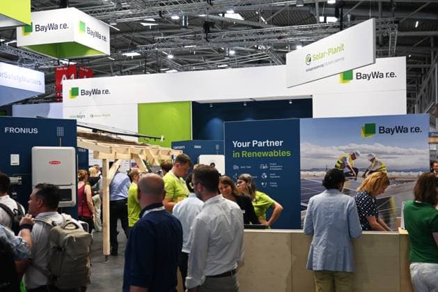 Die Intersolar Europe findet bis Donnerstag, den 25. Juni 2026 auf der Messe München statt. Sie ist die weltweit führende Fachmesse für die Solarwirtschaft und der grösste Teil von The smarter E Europe, Europas grösster Messeallianz für die Energiewirtschaft. Foto: Messestand BayWa r.e. - Projektentwickler in den Bereichen Wind, Solar und Batteriespeicher. *** Intersolar Europe will take place at the Munich Trade Fair Center through Thursday, June 25, 2026. It is the world’s leading trade fair for the solar industry and the largest component of The smarter E Europe, Europe’s largest trade fair alliance for the energy industry. Photo: BayWa r e booth—project developers in the fields of wind, solar, and battery storage