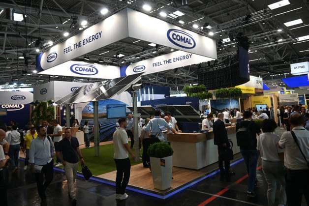 Die Intersolar Europe findet bis Donnerstag, den 25. Juni 2026 auf der Messe München statt. Sie ist die weltweit führende Fachmesse für die Solarwirtschaft und der grösste Teil von The smarter E Europe, Europas grösster Messeallianz für die Energiewirtschaft. Foto: Messestand Comal - führendes italienisches EPC- und Anlagenbau-Unternehmen, das sich auf den Bau von hochmodernen Gross-Photovoltaikanlagen spezialisiert hat. *** Intersolar Europe will take place at the Munich Trade Fair Center through Thursday, June 25, 2026. It is the world’s leading trade fair for the solar industry and the largest component of The smarter E Europe, Europe’s largest trade fair alliance for the energy industry. Photo: Comal booth—a leading Italian EPC