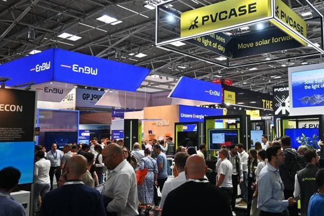 Die Intersolar Europe findet bis Donnerstag, den 25. Juni 2026 auf der Messe München statt. Sie ist die weltweit führende Fachmesse für die Solarwirtschaft und der grösste Teil von The smarter E Europe, Europas grösster Messeallianz für die Energiewirtschaft. Foto: Messestand von EnBW und von PVCASE *** Intersolar Europe will take place at the Munich Trade Fair Center through Thursday, June 25, 2026. It is the world’s leading trade fair for the solar industry and the largest component of The smarter E Europe, Europe’s largest trade fair alliance for the energy sector. Photo: EnBW and PVCASE exhibition booths
