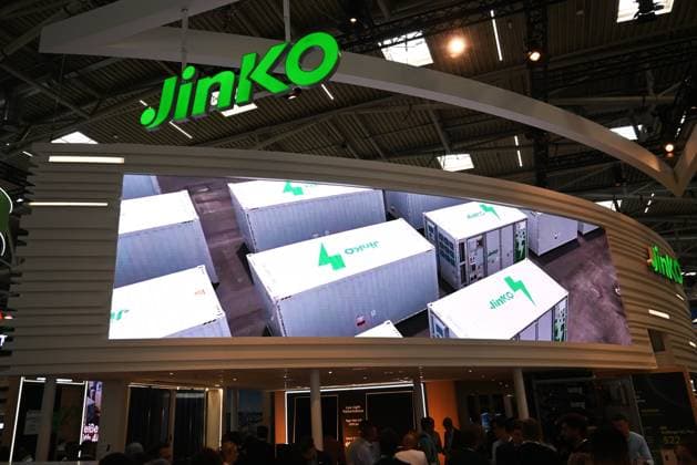 Die Intersolar Europe findet bis Donnerstag, den 25. Juni 2026 auf der Messe München statt. Sie ist die weltweit führende Fachmesse für die Solarwirtschaft und der grösste Teil von The smarter E Europe, Europas grösster Messeallianz für die Energiewirtschaft. Foto: Messestand Jinko Solar *** Intersolar Europe will take place at the Munich Trade Fair Center through Thursday, June 25, 2026. It is the world’s leading trade fair for the solar industry and the largest component of The smarter E Europe, Europe’s largest trade fair alliance for the energy sector. Photo: Jinko Solar booth