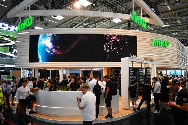 Die Intersolar Europe findet bis Donnerstag, den 25. Juni 2026 auf der Messe München statt. Sie ist die weltweit führende Fachmesse für die Solarwirtschaft und der grösste Teil von The smarter E Europe, Europas grösster Messeallianz für die Energiewirtschaft. Foto: Messestand Jinko Solar *** Intersolar Europe will take place at the Munich Trade Fair Center through Thursday, June 25, 2026. It is the world’s leading trade fair for the solar industry and the largest component of The smarter E Europe, Europe’s largest trade fair alliance for the energy sector. Photo: Jinko Solar booth