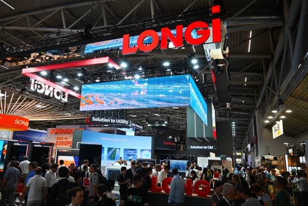 Die Intersolar Europe findet bis Donnerstag, den 25. Juni 2026 auf der Messe München statt. Sie ist die weltweit führende Fachmesse für die Solarwirtschaft und der grösste Teil von The smarter E Europe, Europas grösster Messeallianz für die Energiewirtschaft. Foto: Messestand LONGI. LONGi Green Energy Technology ist ein führender chinesischer Solarkonzern, der als weltweit grösster Hersteller von monokristallinen Siliziumwafern und hocheffizienten Solarmodulen gilt. *** Intersolar Europe will take place at the Munich Trade Fair Center through Thursday, June 25, 2026. It is the world’s leading trade fair for the solar industry and the largest component of The smarter E Europe, Europe’s largest trade fair alliance for the energy indu