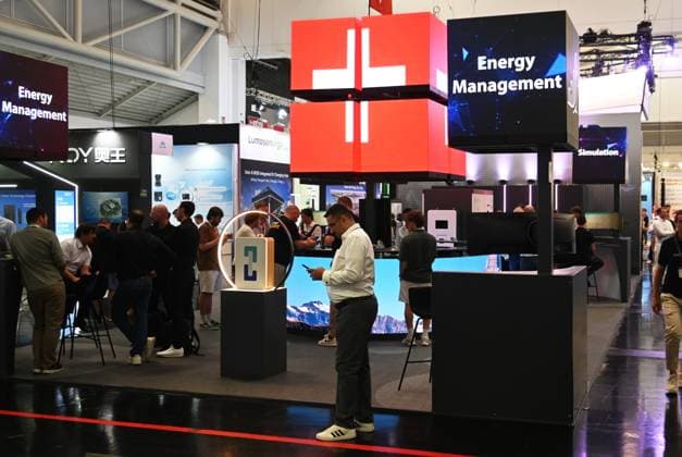 Die Intersolar Europe findet bis Donnerstag, den 25. Juni 2026 auf der Messe München statt. Sie ist die weltweit führende Fachmesse für die Solarwirtschaft und der grösste Teil von The smarter E Europe, Europas grösster Messeallianz für die Energiewirtschaft. Foto: Messestand Lumos Energy *** Intersolar Europe will take place at the Munich Trade Fair Center through Thursday, June 25, 2026. It is the world’s leading trade fair for the solar industry and the largest component of The smarter E Europe, Europe’s largest trade fair alliance for the energy sector. Photo: Lumos Energy booth