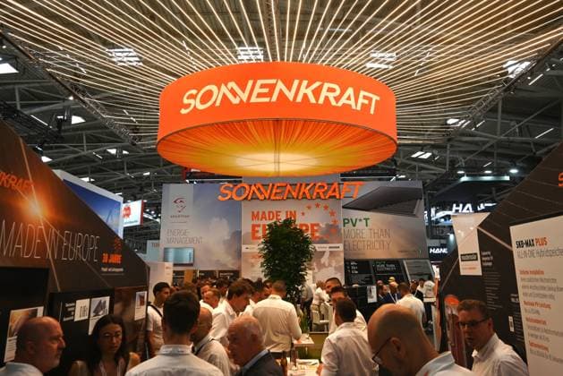 Die Intersolar Europe findet bis Donnerstag, den 25. Juni 2026 auf der Messe München statt. Sie ist die weltweit führende Fachmesse für die Solarwirtschaft und der grösste Teil von The smarter E Europe, Europas grösster Messeallianz für die Energiewirtschaft. Foto: Messestand Sonnenkraft *** Intersolar Europe will take place at the Munich Trade Fair Center through Thursday, June 25, 2026. It is the world’s leading trade fair for the solar industry and the largest component of The smarter E Europe, Europe’s largest trade fair alliance for the energy sector. Photo: Sonnenkraft booth
