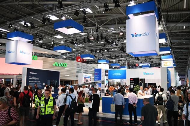 Die Intersolar Europe findet bis Donnerstag, den 25. Juni 2026 auf der Messe München statt. Sie ist die weltweit führende Fachmesse für die Solarwirtschaft und der grösste Teil von The smarter E Europe, Europas grösster Messeallianz für die Energiewirtschaft. Foto: Messestand Trina Solar *** Intersolar Europe will take place at the Munich Trade Fair Center through Thursday, June 25, 2026. It is the world’s leading trade fair for the solar industry and the largest component of The smarter E Europe, Europe’s largest trade fair alliance for the energy sector. Photo: Trina Solar booth