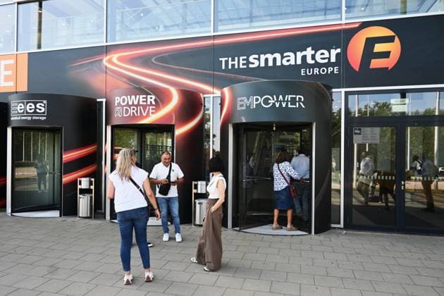 Die Intersolar Europe findet bis Donnerstag, den 25. Juni 2026 auf der Messe München statt. Sie ist die weltweit führende Fachmesse für die Solarwirtschaft und der grösste Teil von The smarter E Europe, Europas grösster Messeallianz für die Energiewirtschaft. Foto: Eingang zur Messe *** Intersolar Europe will take place at the Munich Trade Fair Center through Thursday, June 25, 2026. It is the world’s leading trade fair for the solar industry and the largest component of The smarter E Europe, Europe’s largest trade fair alliance for the energy industry. Photo: Entrance to the trade fair