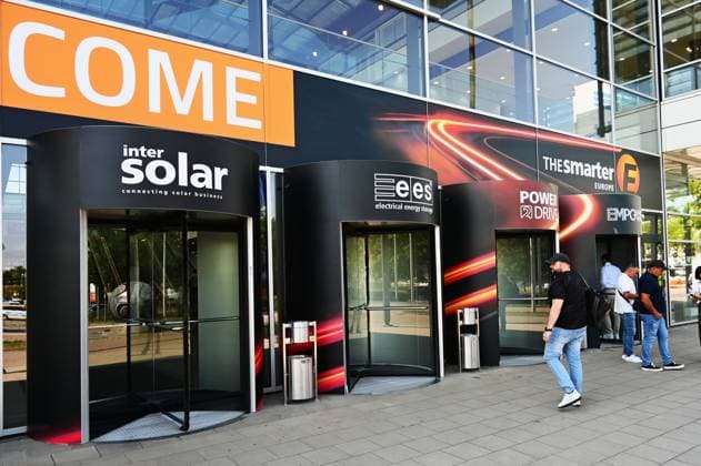 Die Intersolar Europe findet bis Donnerstag, den 25. Juni 2026 auf der Messe München statt. Sie ist die weltweit führende Fachmesse für die Solarwirtschaft und der grösste Teil von The smarter E Europe, Europas grösster Messeallianz für die Energiewirtschaft. Foto: Eingang zur Messe *** Intersolar Europe will take place at the Munich Trade Fair Center through Thursday, June 25, 2026. It is the world’s leading trade fair for the solar industry and the largest component of The smarter E Europe, Europe’s largest trade fair alliance for the energy industry. Photo: Entrance to the trade fair