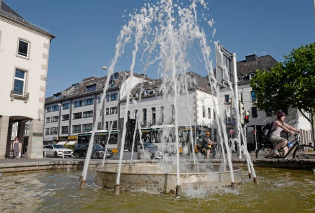 Sommerimpressionen 24.06.2026 Sommertag in Darmstadt hier Brunnen in der Innenstadt als Luftbefeuchter bei 35 Grad Hitze per Fuss Rad Bus Bahn und Auto unterwegs Darmstadt Hessen Deutschland *** Summer Impressions June 24, 2026 A summer day in Darmstadt: fountains in the city center serve as humidifiers in 35-degree heat; getting around on foot, by bike, bus, train, and car—Darmstadt, Hesse, Germany